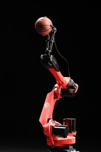 Il robot di Comau che gioca a basket