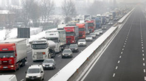 autostrada-scorcio-con-camion-e-neve